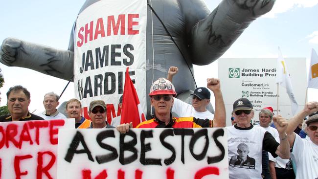 James Hardie asbestos victim protesters at a picket line in front of the James Hardie factory in Rosehill in 2004. Picture: James Croucher