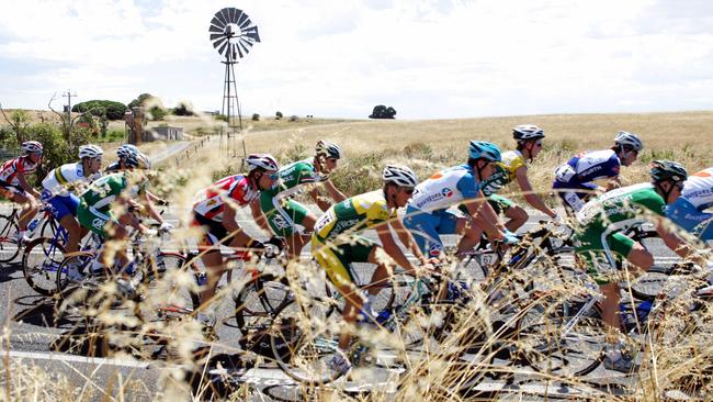 The peloton makes its way from Strathalbyn to Yankalilla during the sizzling 2006 Tour Down Under.