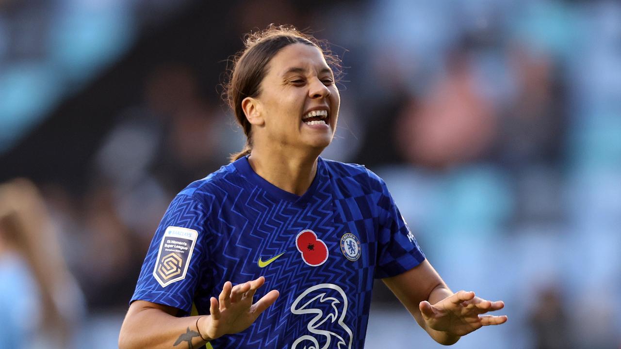 MANCHESTER, ENGLAND - NOVEMBER 14: Sam Kerr of Chelsea celebrates after scoring their team's second goal during the Barclays FA Women's Super League match between Manchester City Women and Chelsea Women at Manchester City Football Academy on November 14, 2021 in Manchester, England. (Photo by Naomi Baker/Getty Images)