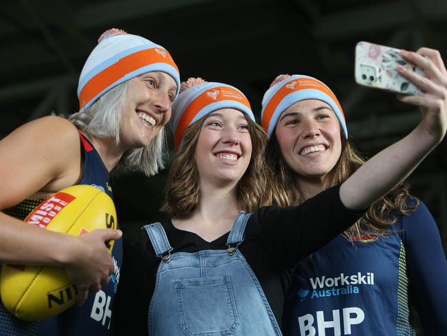 ADELAIDE, AUSTRALIA - Advertiser Photos SEPTEMBER 14, 2022: 14-year-old Adelaide school girl Teiana Marsh takes a selfie with Crows AFLW Players Marijana Rajcic and Najwa Allen for the 21 selfies with 21 local personalities and identities for the WCH 21 Challenge at CrowÃs HQ, WestlakeÃs. Picture Emma Brasier