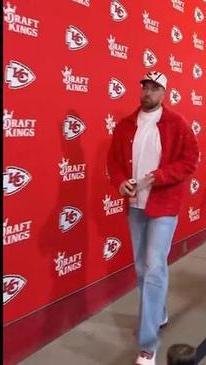 Travis Kelce arrives for Chiefs vs. Broncos game in red cardigan