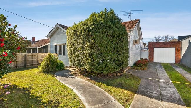 12 Sutherland St, Malvern East, soared more than $600,000 past its reserve - possibly thanks to the auctioneers awful jokes.