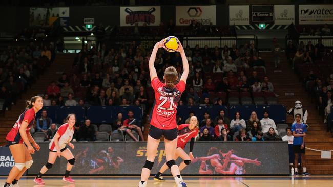 Chelsea Durbridge sets the ball. Picture: Volleyball SA