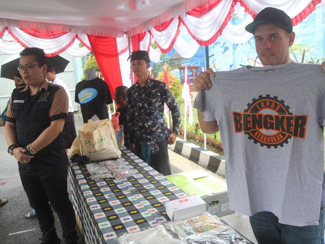 Chen (left) and Matthew Norman take on Indonesian independent day at Kerobokan. Picture: Zul Edoardo.