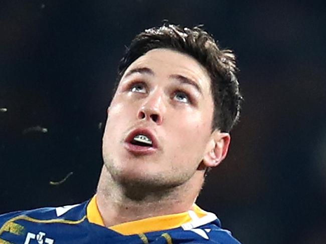 SYDNEY, AUSTRALIA - JULY 15:  Mitchell Moses of the Eels kicks the ball during the round 18 NRL match between the Parramatta Eels and the New Zealand Warriors at CommBank Stadium on July 15, 2022, in Sydney, Australia. (Photo by Jason McCawley/Getty Images)