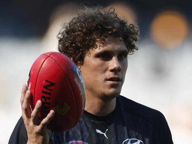 MELBOURNE, AUSTRALIA - AUGUST 11: Charlie Curnow of the Blues warms up before the round 22 AFL match between Carlton Blues and Hawthorn Hawks at Melbourne Cricket Ground, on August 11, 2024, in Melbourne, Australia. (Photo by Daniel Pockett/Getty Images)