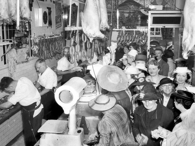 Rationing in South Australia during World War II. People rush the butcher shops to get meat supplies in Adelaide, 15 Mar 1944. Source: Krischock Studio.