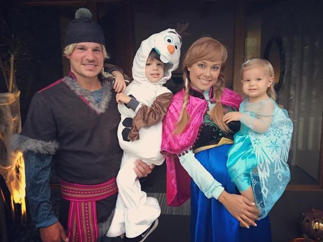 Halloween 2016 via social media ... Nick and Vanessa Lachey, 