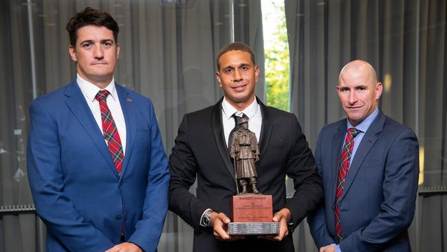 CPL Joshua Green (centre) receives Hassett Award 2022. Lieutenant Colonel Chris Johnson (left) and Warrant Officer Class One Anthony Jones (right). Photo: Private Nicholas Marquis.