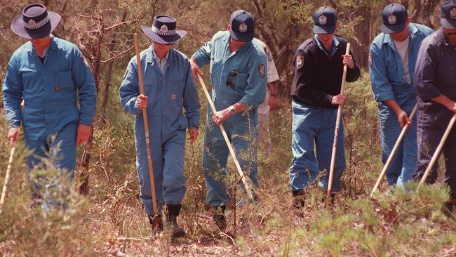 Police search the Belanglo State Forest in 1993.