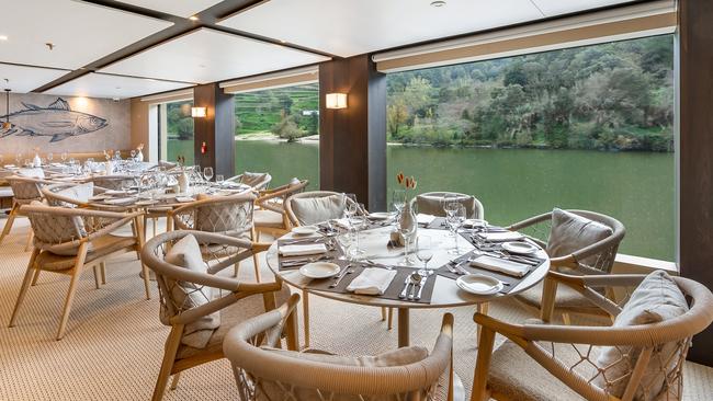 Restaurant on APT's MS Estrela.