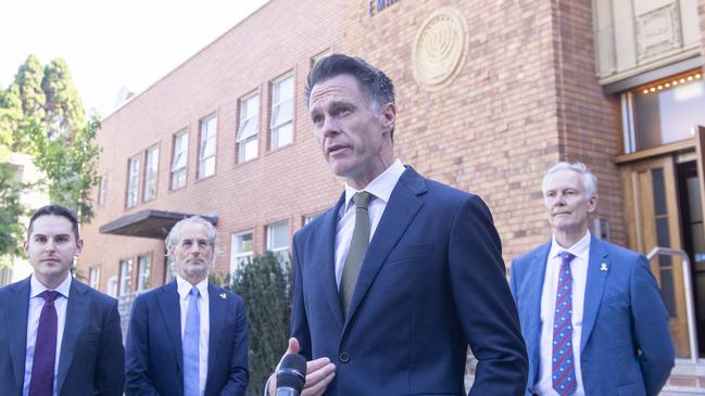 Premier Chris Minns at the Emanuel Synagogue in Woollahra, Sydney, on Friday – flanked by Jewish leaders.