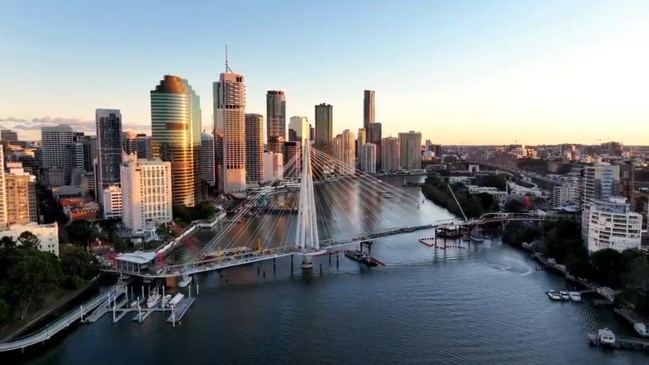 Timelapse captures Brisbane's new Kangaroo Point taking shape as final concrete poured