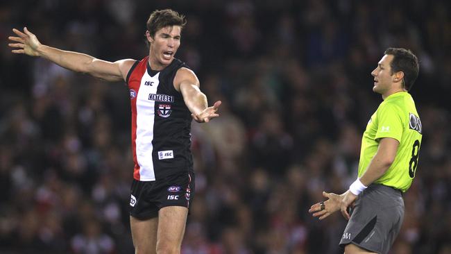 Lenny Hayes lets the umpire know what he thinks of his decision.