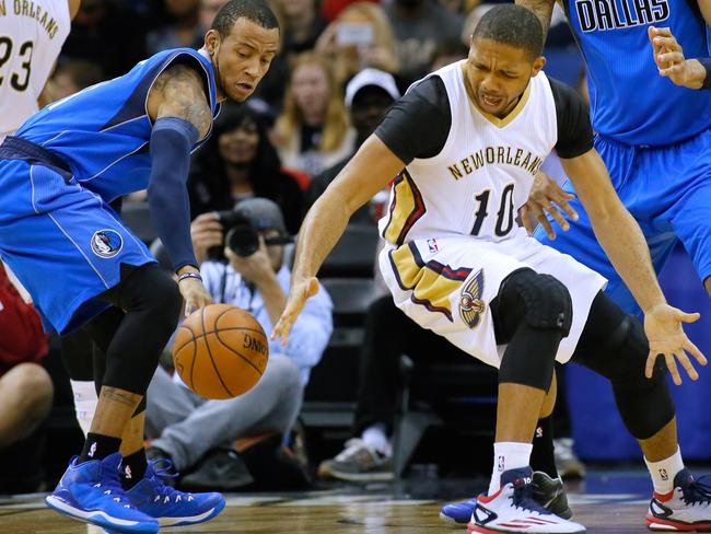 Dallas Mavericks guard Monta Ellis, left, steals the ball from New Orleans Pelicans guard Eric Gordon.