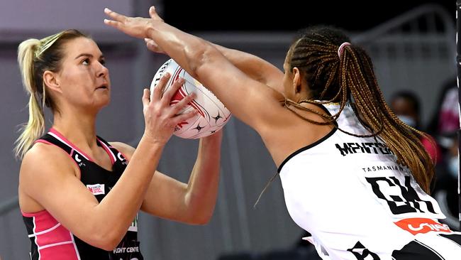 Lenize Potgieter of the Thunderbirds attempts a shot over the top of Collingwood defender Geva Mentor. Photo: Getty Images