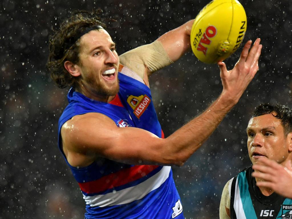 Marcus Bontempelli of the Bulldogs handballs during the Round 15 AFL match between Port Adelaide Power and the Western Bulldogs at Adelaide Oval in Adelaide, Saturday, June 29, 2019. (AAP Image/Sam Wundke) NO ARCHIVING, EDITORIAL USE ONLY