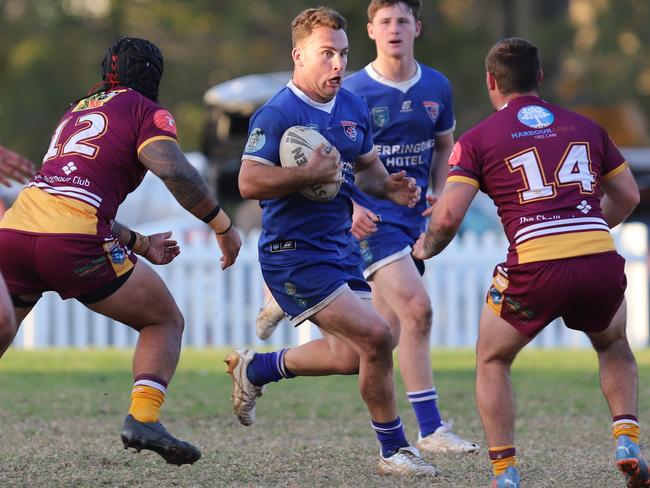 Hamish Holland takes on the line. Picture: Steve Montgomery/Ourfootyteam