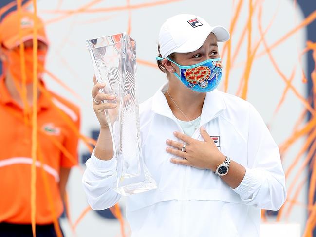 MIAMI GARDENS, FLORIDA - APRIL 03: Ashleigh Barty of Australia poses with the winner's trophy after defeating Bianca Andreescu of Canada during the final of the Miami Open at Hard Rock Stadium on April 03, 2021 in Miami Gardens, Florida.   Matthew Stockman/Getty Images/AFP == FOR NEWSPAPERS, INTERNET, TELCOS & TELEVISION USE ONLY ==