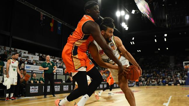 Sam McDaniel of the Jackjumpers and Kouat Noi of the Taipans compete for the ball. (Photo by Steve Bell/Getty Images)