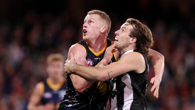 Collingwood’s Max Lynch, rucking against Reilly O’Brien, is yet to lock in his football future. Picture: Sarah Reed/AFL Photos via Getty Images