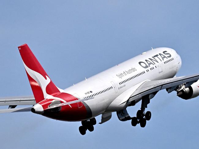 This picture taken on August 28, 2024 shows a Qantas plane taking off from Sydney International airport. Australian airline Qantas reported a slide in net profit as post Covid-19 fares dropped, but said it was working to rebuild its reputation after a string of public scandals. Net profit fell 28 percent to 48 billion USD in the financial year to June 30, the airline said. (Photo by Saeed KHAN / AFP)