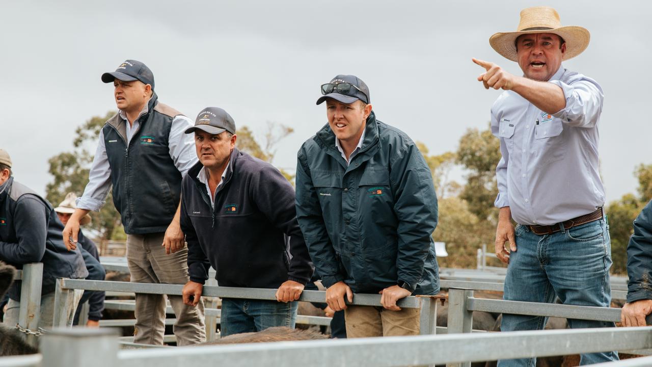 Keith auctioneer Jonathan Spence (right) in action. Picture: Supplied
