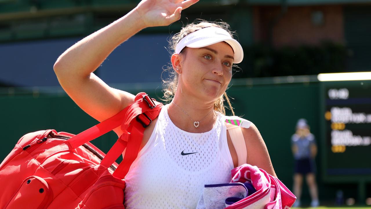 Paula Badosa of Spain leaves the court after pulling out due to injury against Marta Kostyuk of Ukraine. (Photo by Clive Brunskill/Getty Images)