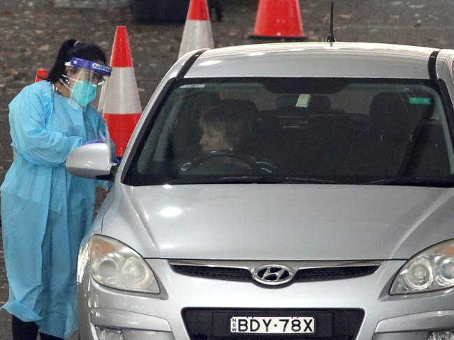 SYDNEY, AUSTRALIA - NewsWire Photos JANUARY 21, 2021: Drive through Covid-19 testing at the Warringah Aquatic Centre car park, Frenchs Forest.Picture: NCA NewsWire / Damian Shaw