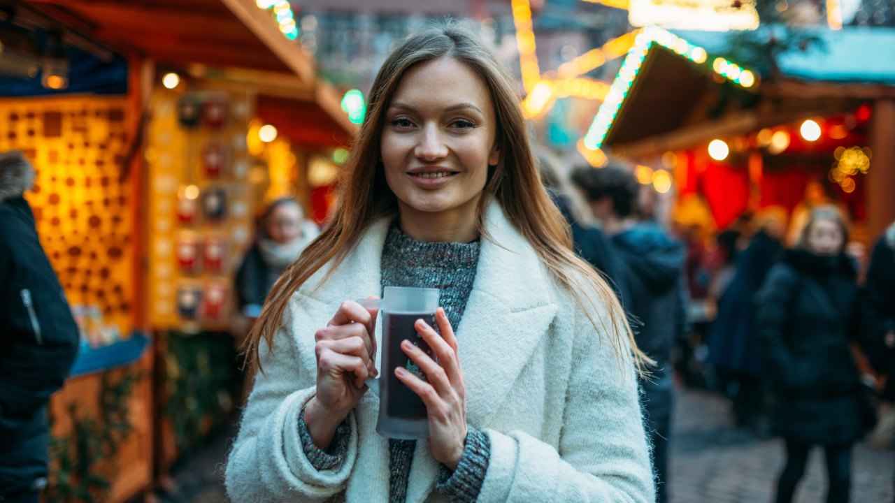 <h2>Be prepared to stick to the same mug or glass</h2><p><span>Stalls will ask you to pay a deposit to keep the same mug during your visit. Get refills till you can mulled wine no longer, then return the mug when you leave to retrieve your deposit. Or if you prefer, keep it as a souvenir.&nbsp;</span><span><br></span></p>