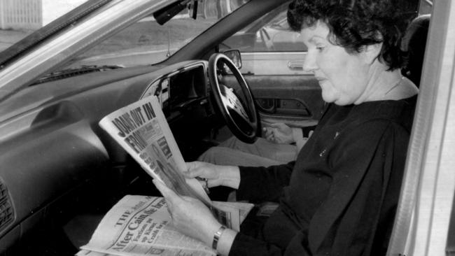 Joan Kirner reads The Sun News-Pictorial, with news of John Cain's resignation, in 1990.