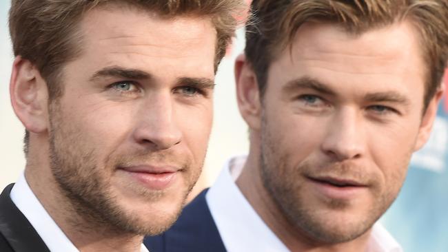 Actors Liam Hemsworth (L) and Chris Hemsworth arrive for the premiere of Warner Bros' "Vacation" at the Regency Village Theatre in Los Angeles on July 27, 2015. AFP PHOTO/ROBYN BECK / AFP PHOTO / ROBYN BECK