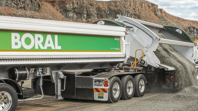 UNIQUE DESIGN: AZMEB Door Side Tippers distribute the load quickly and evenly with a single double-acting hydraulic cylinder at each end of the bowl.