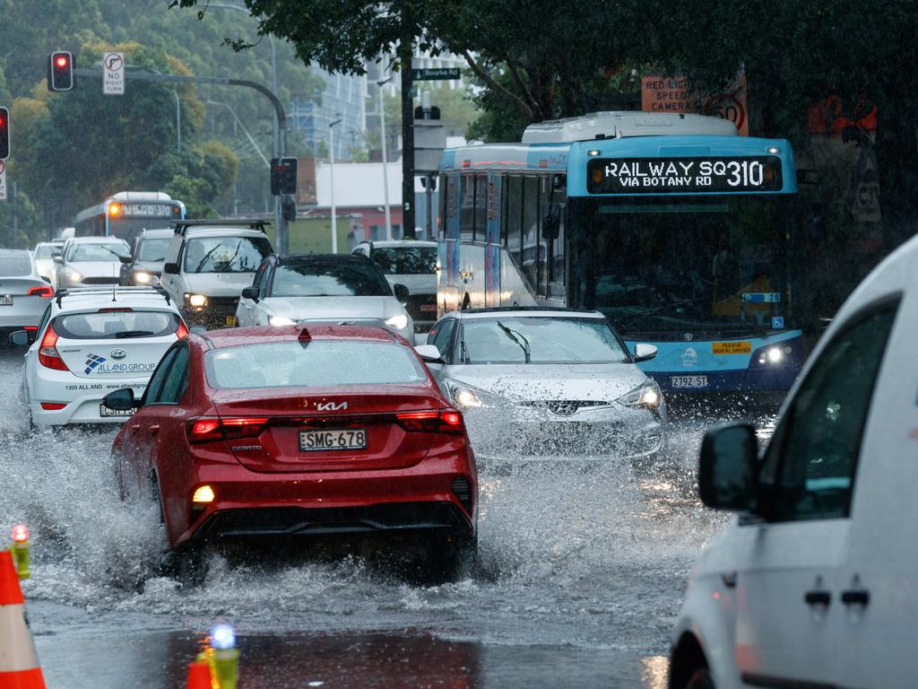 Flash floods imminent as Sydney soaked by rain | Daily Telegraph