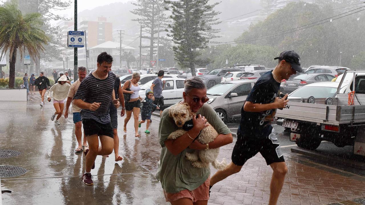 Aussies flee as cyclone approaches