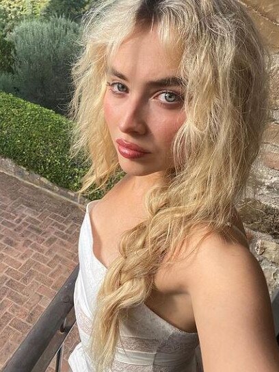 She was rocking curly hair. Picture: Instagram/sabrinacarpenter