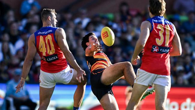 Darcy Fogarty juggles a mark. Picture: Mark Brake/Getty Images