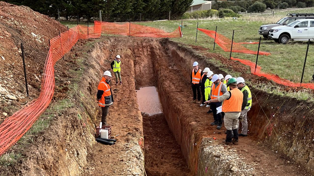 A team of emergency service controllers receives a brief about the earthquake potential of the Willunga Fault from Geoscience Australia Earthquake Geologist Dr Dan Clark. Credit: Geoscience Australia