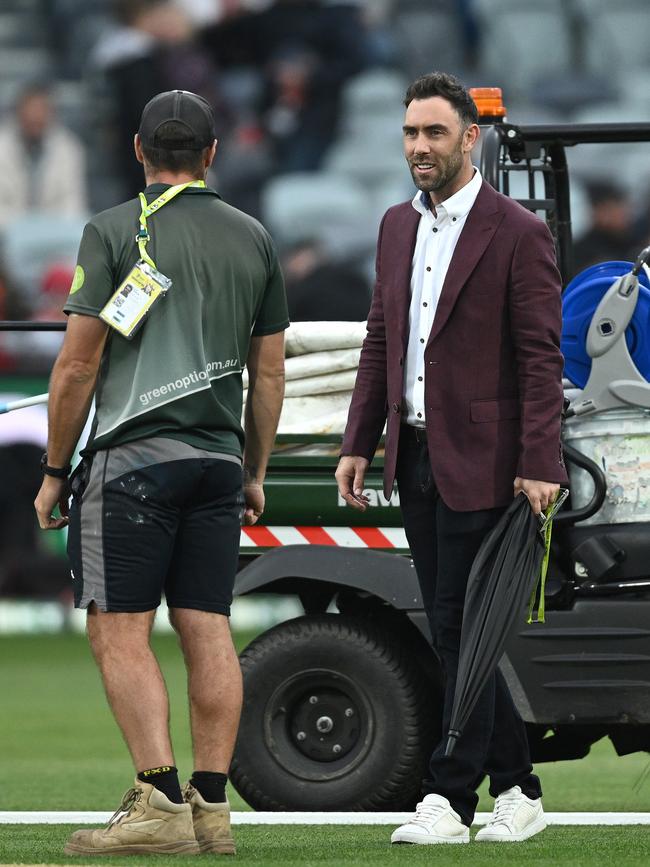 Australian cricketer Glenn Maxwell speaks to the ground staff. Picture: Quinn Rooney/Getty Images.