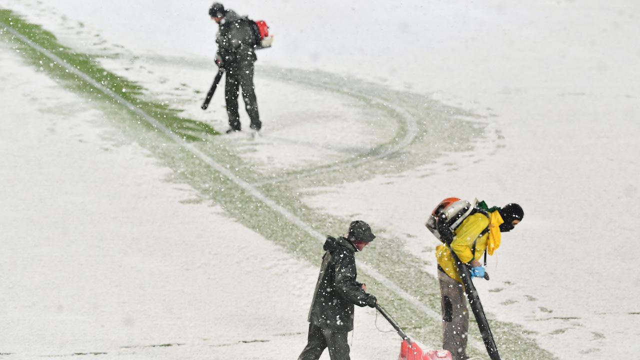 El personal del estadio sopla el hielo que cubre el estadio.  (Foto de Isabella Bonnotto / AFP)