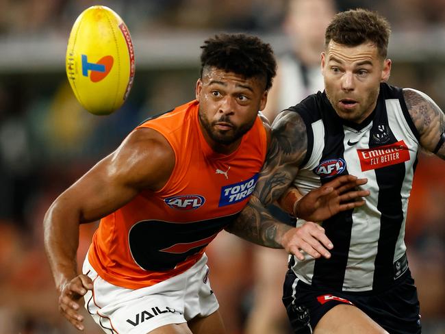 MELBOURNE, AUSTRALIA - SEPTEMBER 22: Connor Idun of the Giants and Jamie Elliott of the Magpies compete for the ball during the 2023 AFL First Preliminary Final match between the Collingwood Magpies and the GWS GIANTS at Melbourne Cricket Ground on September 22, 2023 in Melbourne, Australia. (Photo by Michael Willson/AFL Photos via Getty Images)