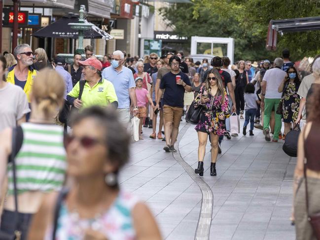 ADELAIDE, AUSTRALIA - NewsWire Photos December 13 2022:  Shoppers doing last minute shopping in Rundle Mall, Adelaide. Picture: NCA NewsWire / Kelly Barnes