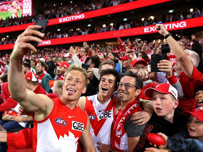 Isaac Heeney with fans during the AFL Preliminary Final match between the Sydney Swans and Collingwood Magpies at the SCG on the 17th September, 2022. Photo by Phil Hillyard(Image Supplied for Editorial Use only - **NO ON SALES** - Â©Phil Hillyard )