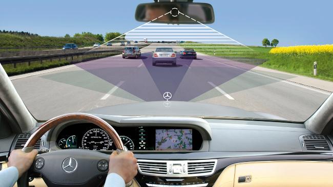 A diagram of how radar and a camera sweep the road ahead in a Mercedes-Benz.