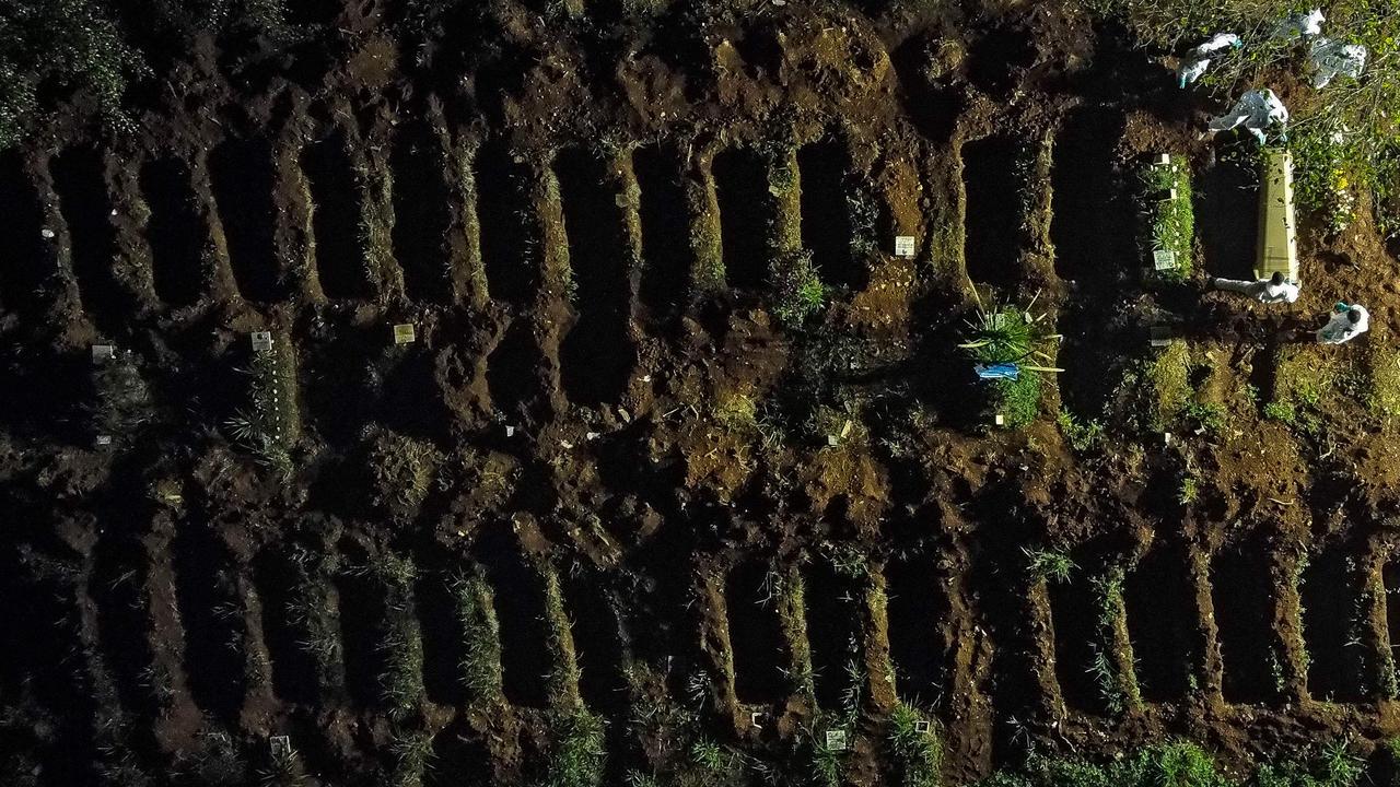 Graveyards have increased the opening hours to allow late-night burials. Picture: Miguel Schincariol/AFP