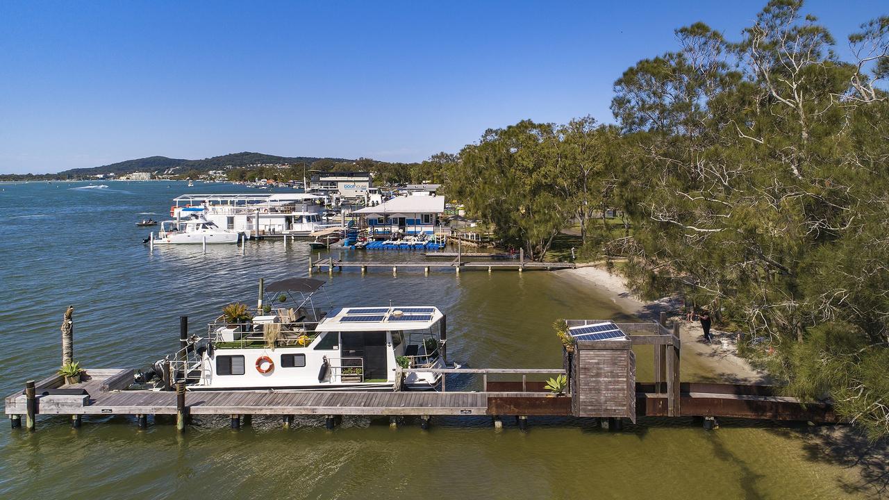 Noosa real estate: Jetty for sale, Noosa private jetty, floating home ...