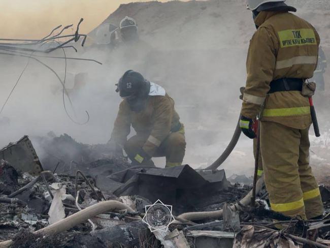 TOPSHOT - In this handout picture released by Kazakhstan's emergency situations ministry, emergency specialists work at the crash site of an Azerbaijan Airlines passenger jet near the western Kazakh city of Aktau on December 25, 2024. (Photo by Handout / Kazakhstan's emergency situations ministry / AFP) / RESTRICTED TO EDITORIAL USE - MANDATORY CREDIT "AFP PHOTO / Kazakhstan's emergency situations ministry / handout" - NO MARKETING NO ADVERTISING CAMPAIGNS - DISTRIBUTED AS A SERVICE TO CLIENTS