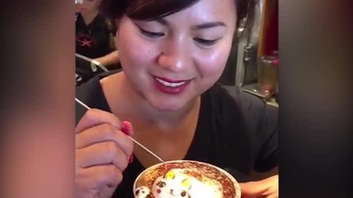 Cafe Barista creates 3D coffee art