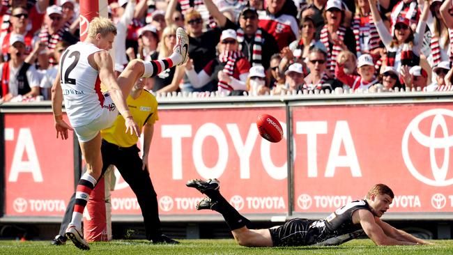 2010 Grand Final REPLAY. St Kilda v Collingwood. MCG. Nick Riewoldt runs into an open goal, only to have his kick smothered by Heath Shaw. Smother.