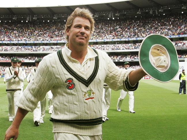 CRICKET - ASHES - 26.12.06 - 4th Test - Australia v England at the MCG. Shane Warne acknowledges the crowd at tea after he took his 700th wicket. Andrew Strauss bowled for 50. pic. Phil Hillyard